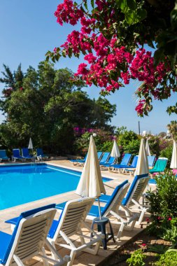 Havuzun kenarındaki dinlenme yerleri.