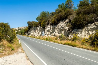 Dağlarda asfalt yol
