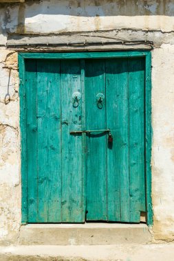 Beyaz boyayla boyanmış eski ahşap kapı.