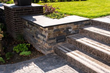 Bahçede taş basamaklar