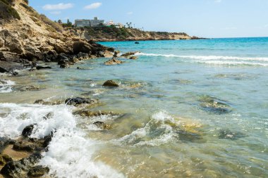 Deniz suyu damlaları kıyı kayalarına çarpıyor.