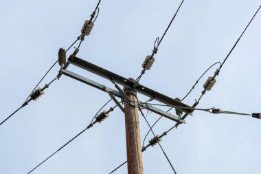 Kablolu bir elektrik direği