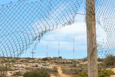 Çitin arkasındaki metal anten.