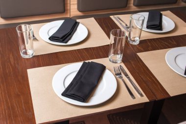 Masada peçetelerle servis yapmak.