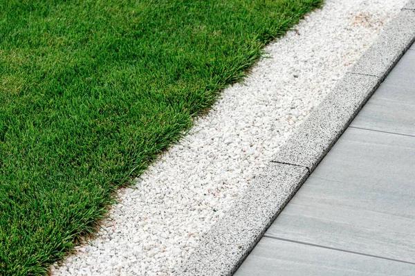 Çimlerin yakınına çakıl dökülüyor.