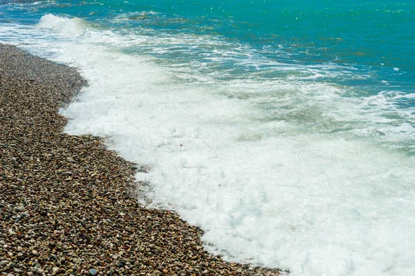 Spatten Zeewater Die Neerstorten Kustrotsen — Stockfoto