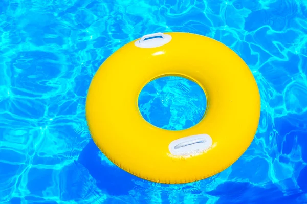 Gele Opblaasbare Kindercirkel Het Zwembad — Stockfoto