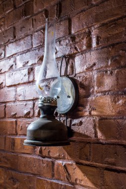 Duvardaki gaz lambası.