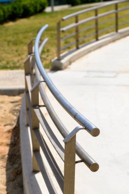 Yaya geçidi boyunca yayalar için metal çelik korkuluklar