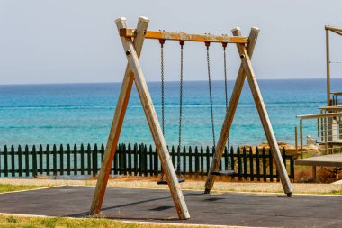 Tahta okyanus kıyısında sallanıyor.