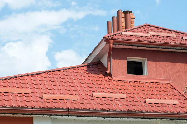 Rotes Ziegeldach Mit Fenster — Stockfoto