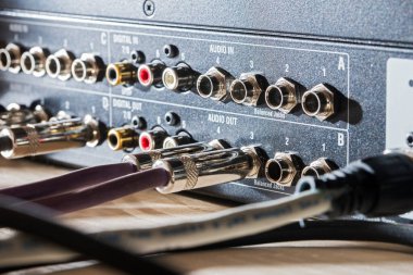 Konserde ses portları ve ses kriko ve kabloları ses karıştırıcıya, müzik dj ekipmanına bağlandı