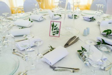 Bir ziyafette sofra kurulumu