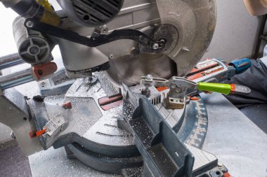 Metal kesiğinin metal talaşlarında testere var.