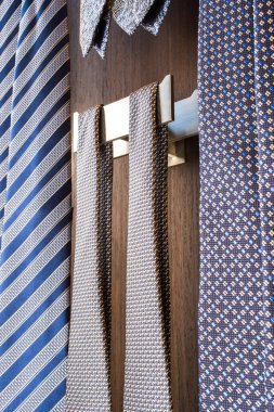 Tabaklarda soğuk mezeler ve servis masasında dilimlenmiş peynirle sabunlar.