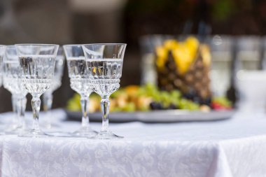 Şölen masasında kadehler