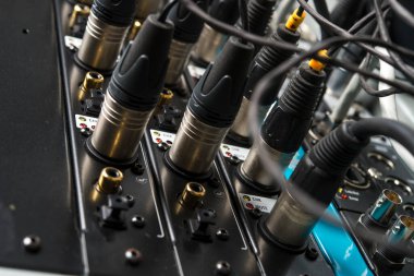 Konserde ses karıştırıcıya bağlı ses kriko ve kablolar, müzik DJ ekipmanları