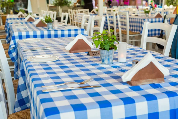 Serveertafel Met Tafelkleed Een Café — Stockfoto