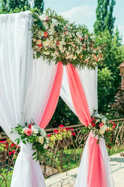 Весільна Арка Церемонії Квітучі Троянди Хризантеми — стокове фото