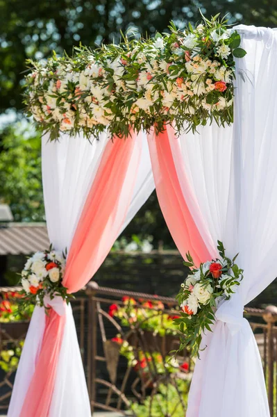 Свадебная Арка Церемонии Цветущие Розы Хризантемы — стоковое фото