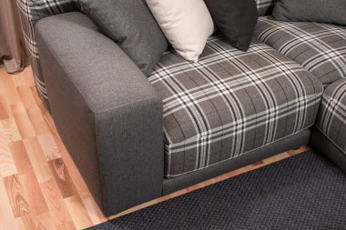 Gri kanepe yastık ile