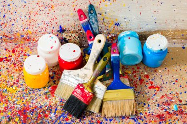 Resim araçları için akrilik boya ve fırçalar