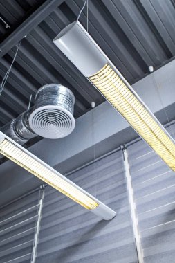 Floresan lamba ve tavan havalandırması.