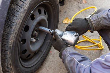 Değiştirmek için tekerleği gevşetiyorum