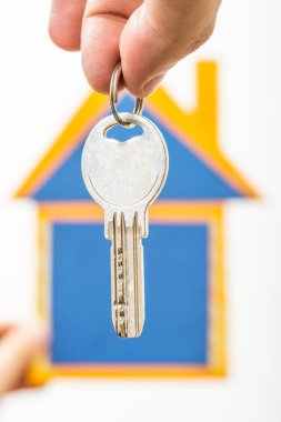 Apartman anahtarları elinde.