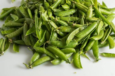 Boş bezelye kabukları beyaz üzerine