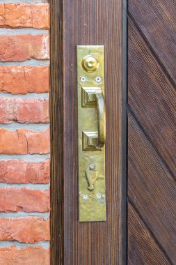 Tahta bir kapının bronz sapı.