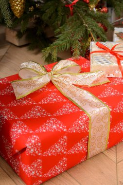 Yılbaşı hediyeleri Noel için paketlenmiş