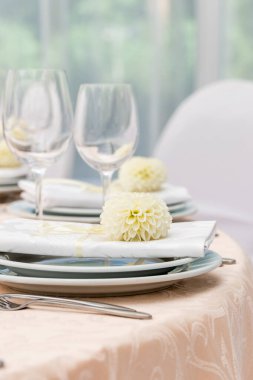 Çiçeklerle süslenmiş bir restoranda servis yapmak.