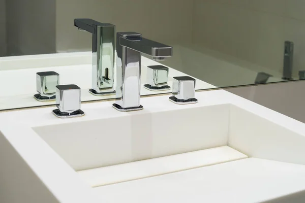 浴室の鏡の洗面台と蛇口 — ストック写真