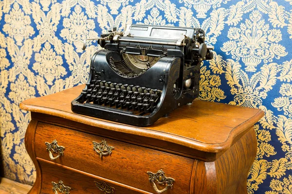 Старая Старинная Пишущая Машинка Деревянном Пьедестале — стоковое фото
