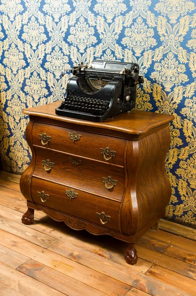 Старая Старинная Пишущая Машинка Деревянном Бюро — стоковое фото
