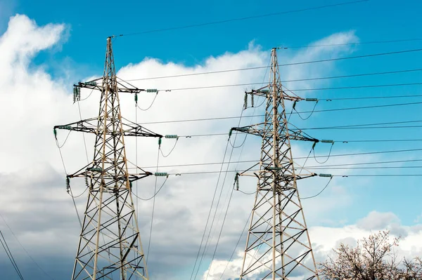 Dos Torre Energía Alto Voltaje Contra Cielo —  Fotos de Stock