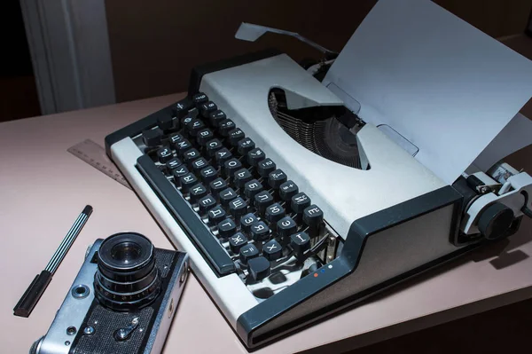 Starą Maszynę Pisania Kamerą Stole — Zdjęcie stockowe