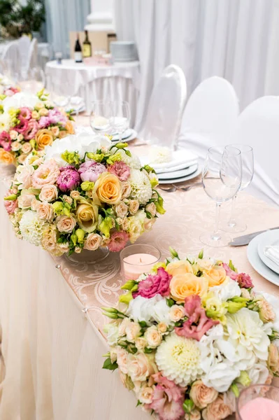 Table Decorated Vase Flowers — Stock Photo, Image