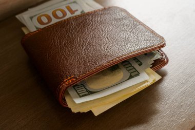 Erkekler çantasında dolar var.