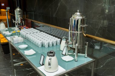 Resepsiyonda çay fincanları.