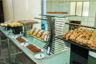 Oteldeki büfe masasında şekerler