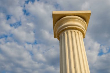 Gökyüzüne doğru sütun