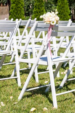 Yeni evliler için süslemeler, gül yaprakları yolu, yeni evliler için süslemeler.