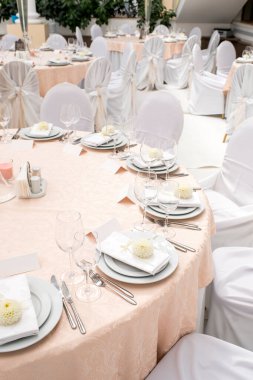 Masa dekorasyonu ve restoranda servis.