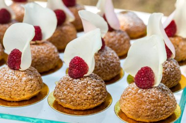 Gül yapraklarıyla süslenmiş meyveli kek.