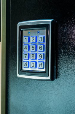 Demir kapıdaki metal dahili telefon.