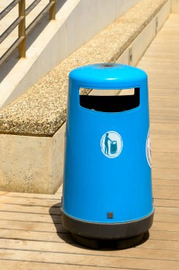 Sokaktaki çöp kutusu.