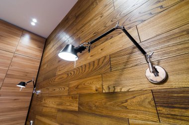 Kıskaçla tutturulmuş metal iç duvar lambası