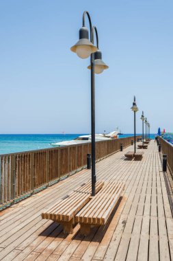 Fenerli ve banklı iskele